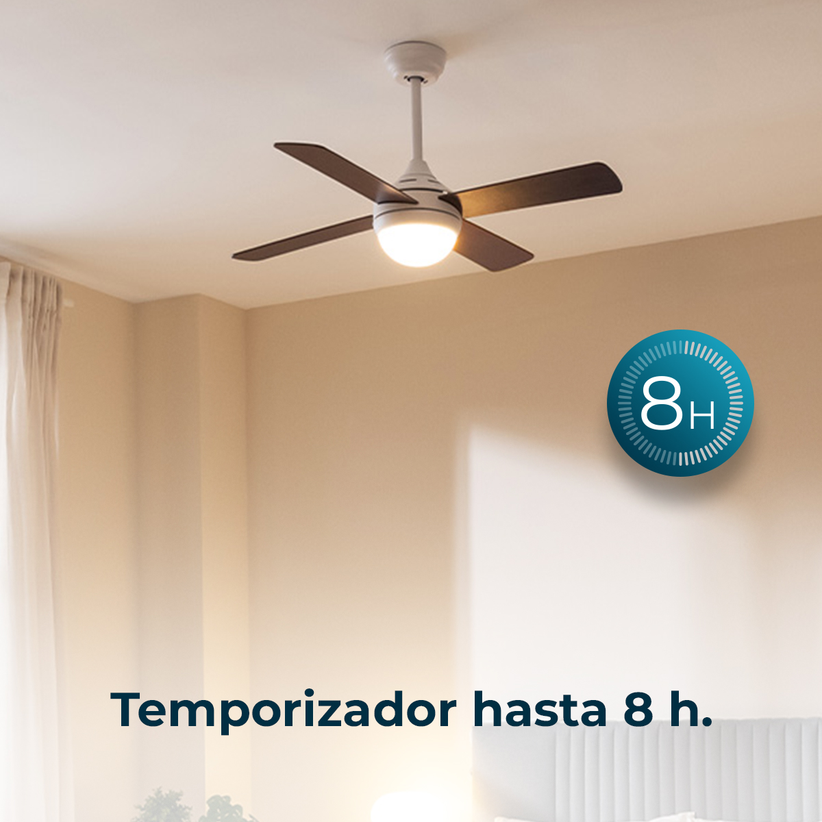 Ventilatore da soffitto bianco con pale marroni e luce, con icona timer 8 ore.