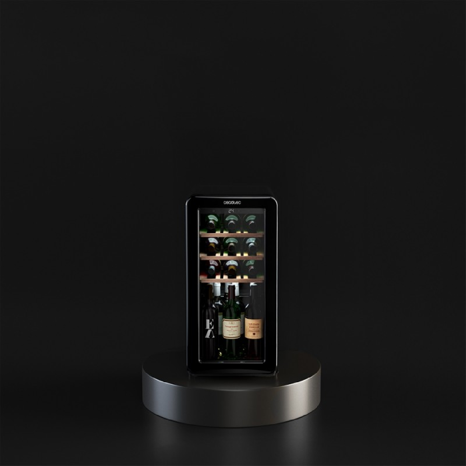 Una piccola cantinetta per vini nera con porta in vetro illuminata su un piedistallo grigio rotondo con sfondo scuro.