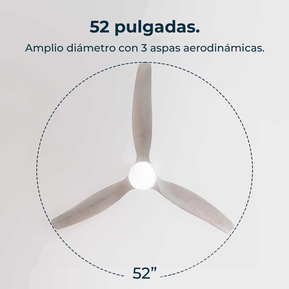 Ein Deckenventilator mit drei Holzblättern und einer Lampe in der Mitte, umgeben von einem Kreis mit 52 Zoll Durchmesser.