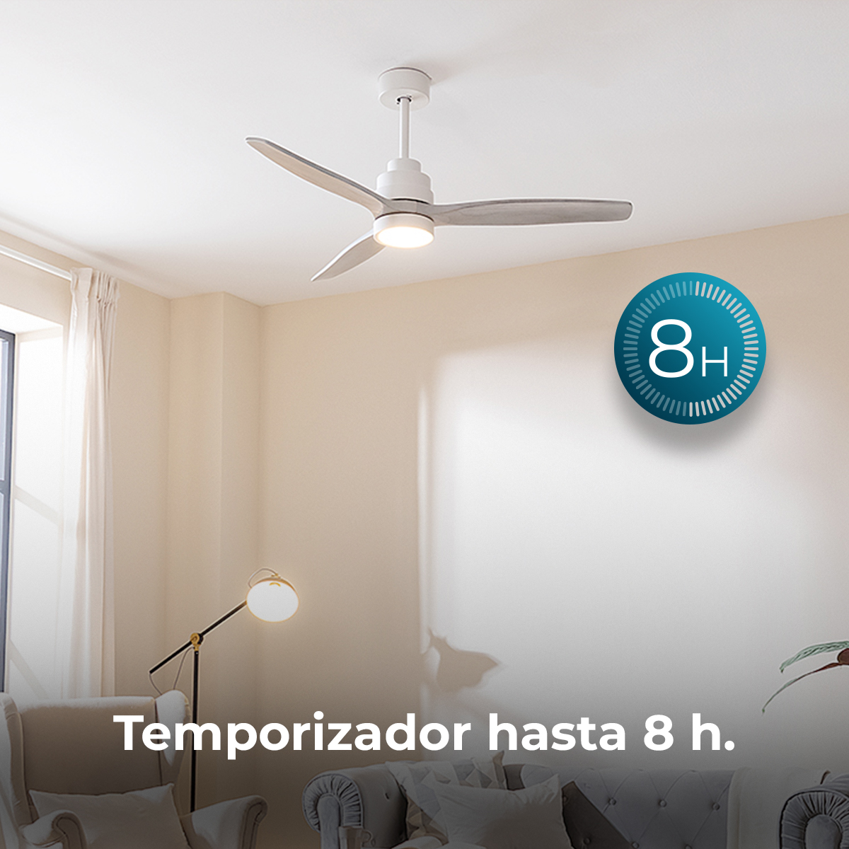 Wohnzimmer mit Deckenventilator, Lampe und Sofas. Ein blaues Logo zeigt einen Timer mit 8 Stunden an.