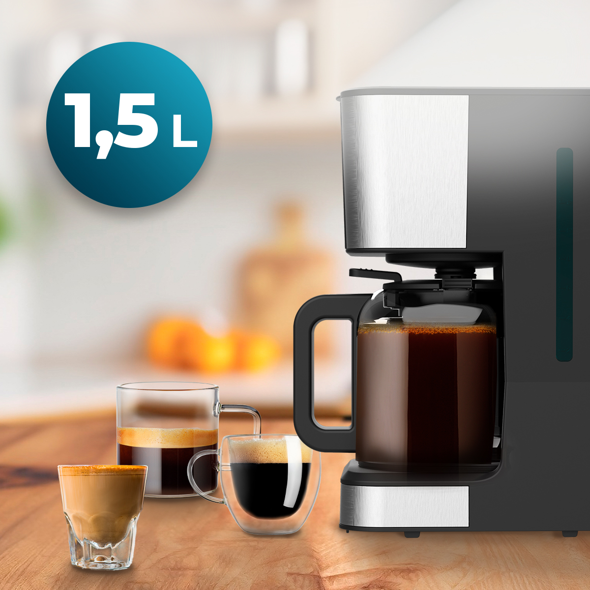Una cafetera de goteo negra y plateada en una encimera de madera con tres tazas de café.