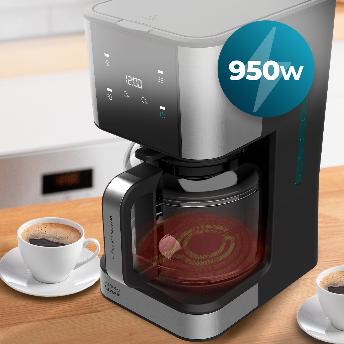 Cafetera moderna con jarra de cristal y dos tazas de café sobre una mesa de madera, con una insignia de 950W.