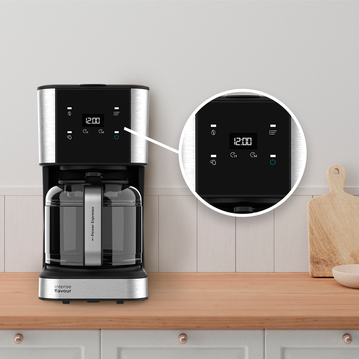 Cafetera negra y plateada en encimera con un primer plano de su pantalla digital que muestra las 12:00.