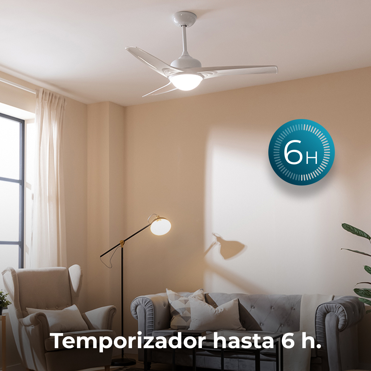 Wohnzimmer mit Deckenventilator, Sessel, Sofa und einem Symbol mit 6-Stunden-Timer.