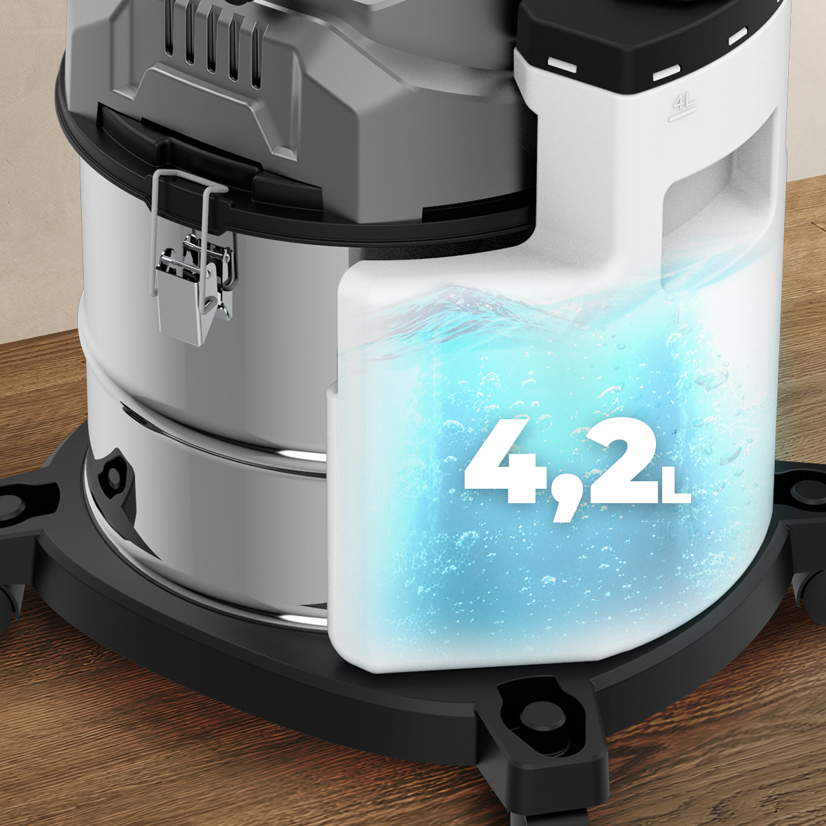 Una aspiradora plateada muestra un tanque con 4.2L de agua sobre suelo de madera.