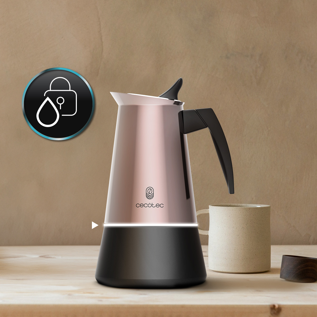 Una cafetera Cecotec en oro rosa y negro se encuentra sobre una mesa de madera junto a una taza beige.