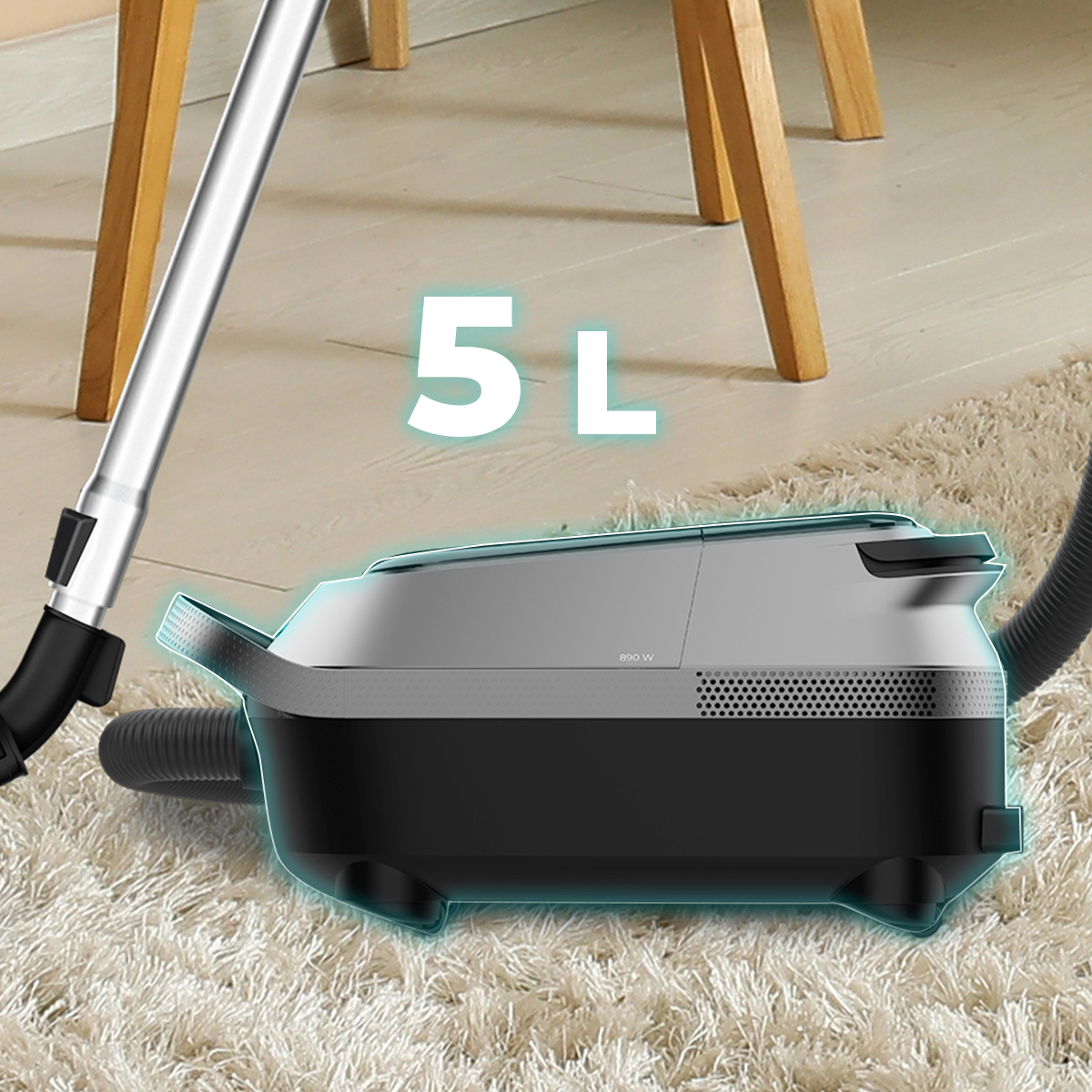 Aspiradora moderna con texto 5L sobre alfombra blanca, patas de silla de madera al fondo.