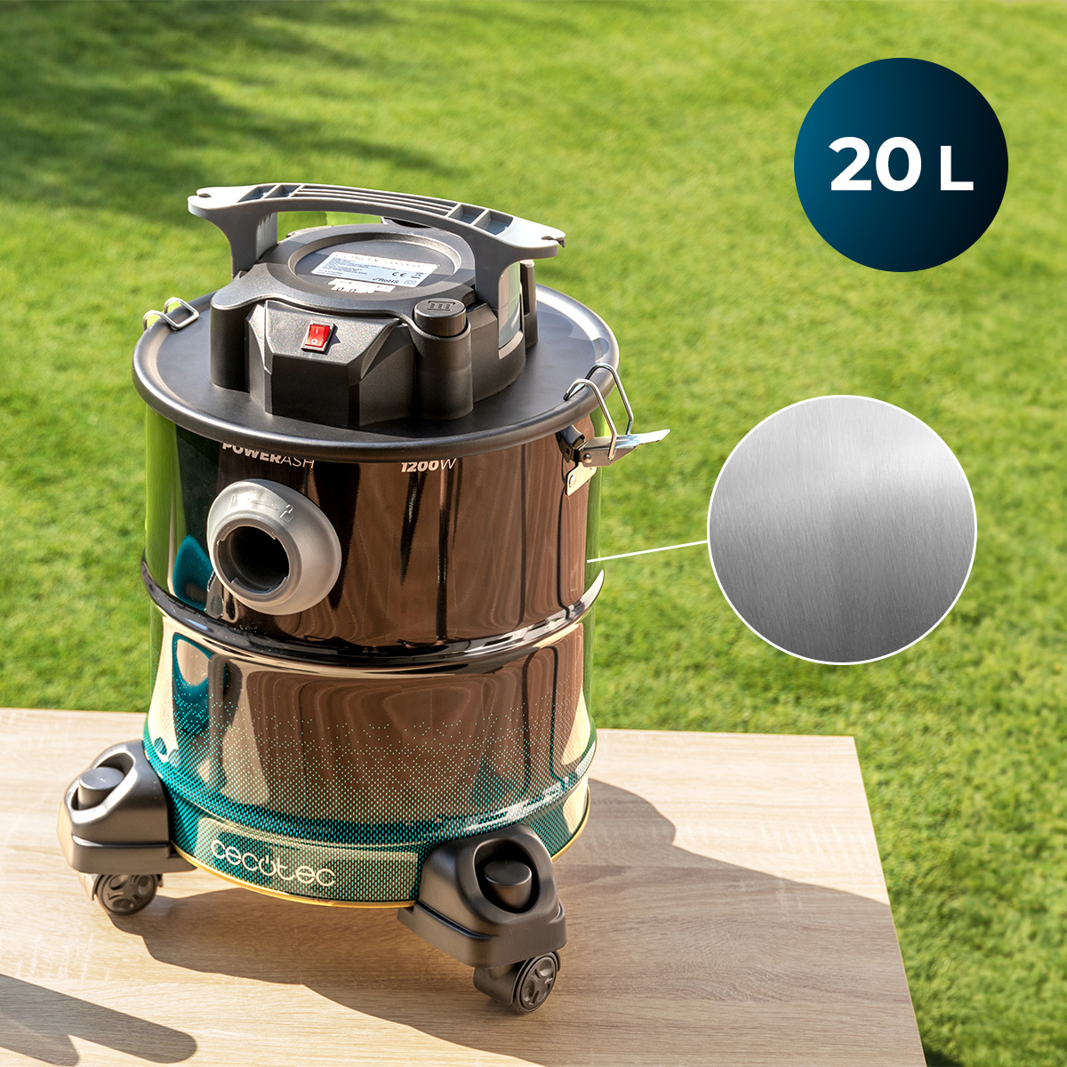 Un aspiracenere nero da 20L su un tavolo di legno con erba verde sullo sfondo.