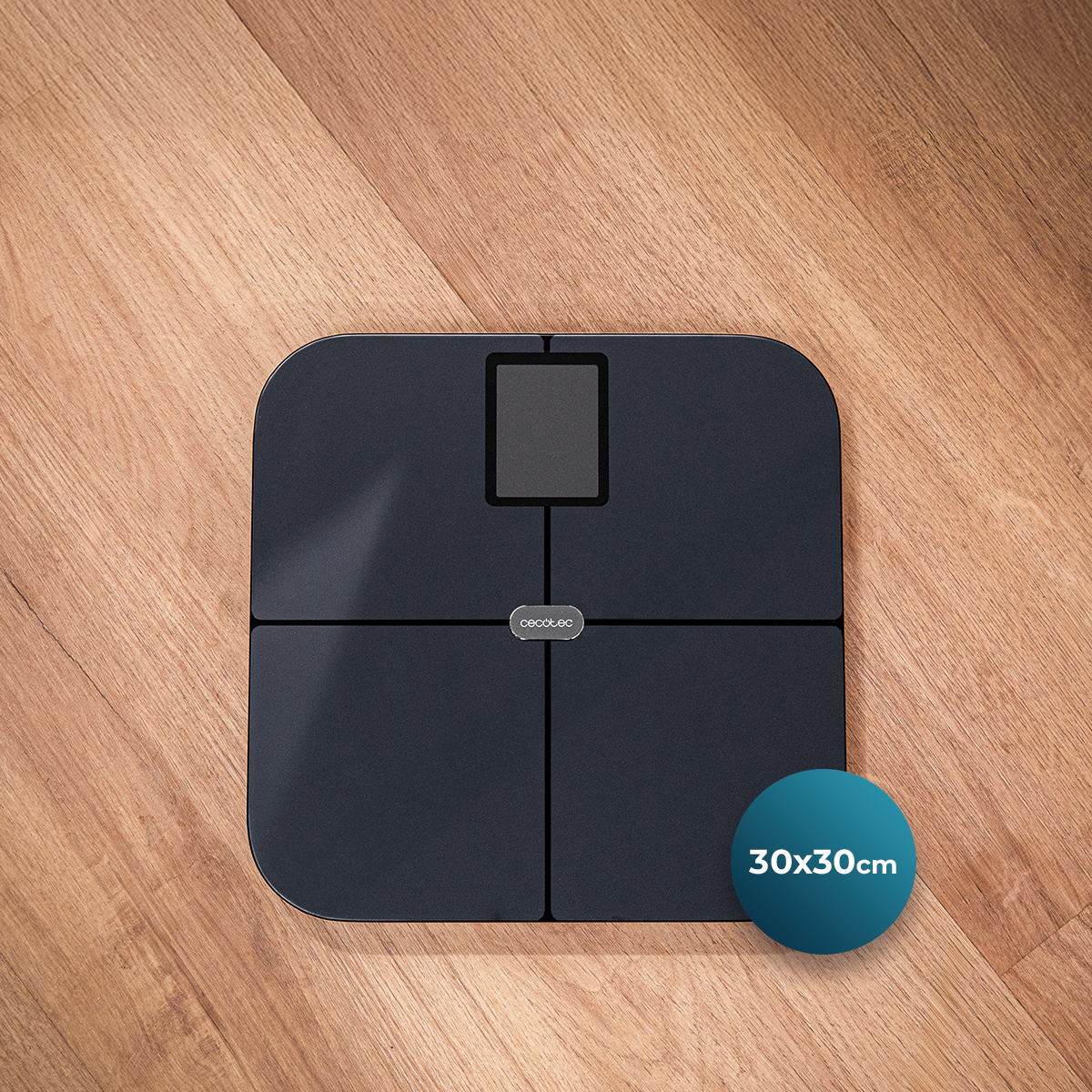 Una bilancia pesa persone digitale nera di 30x30 cm su un pavimento in legno.