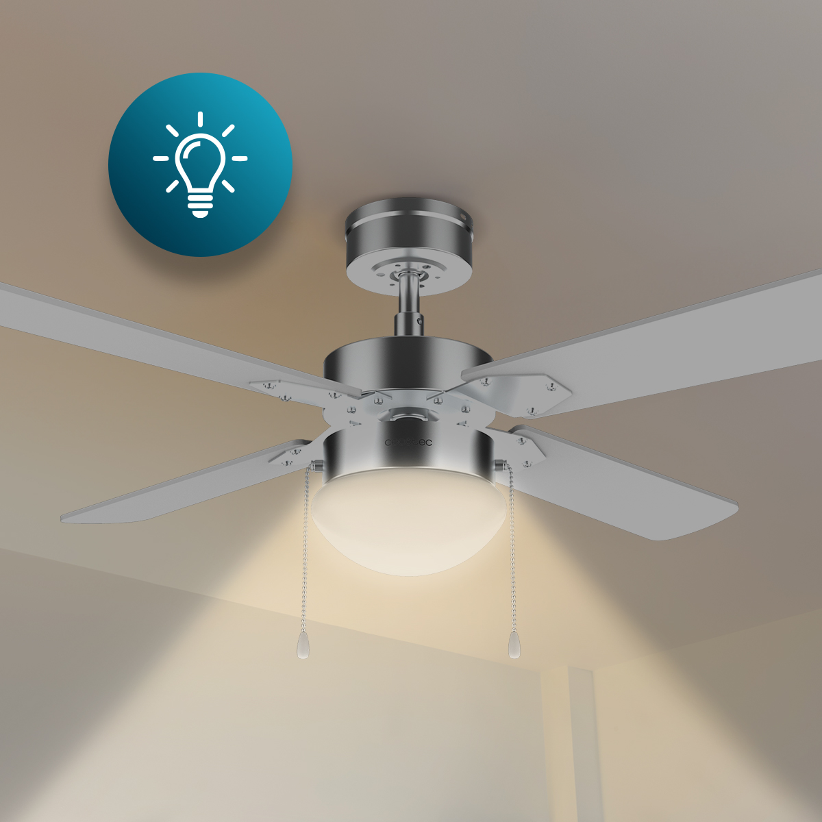 Un moderno ventilatore da soffitto argentato con luce accesa, quattro pale grigie e due catenelle.