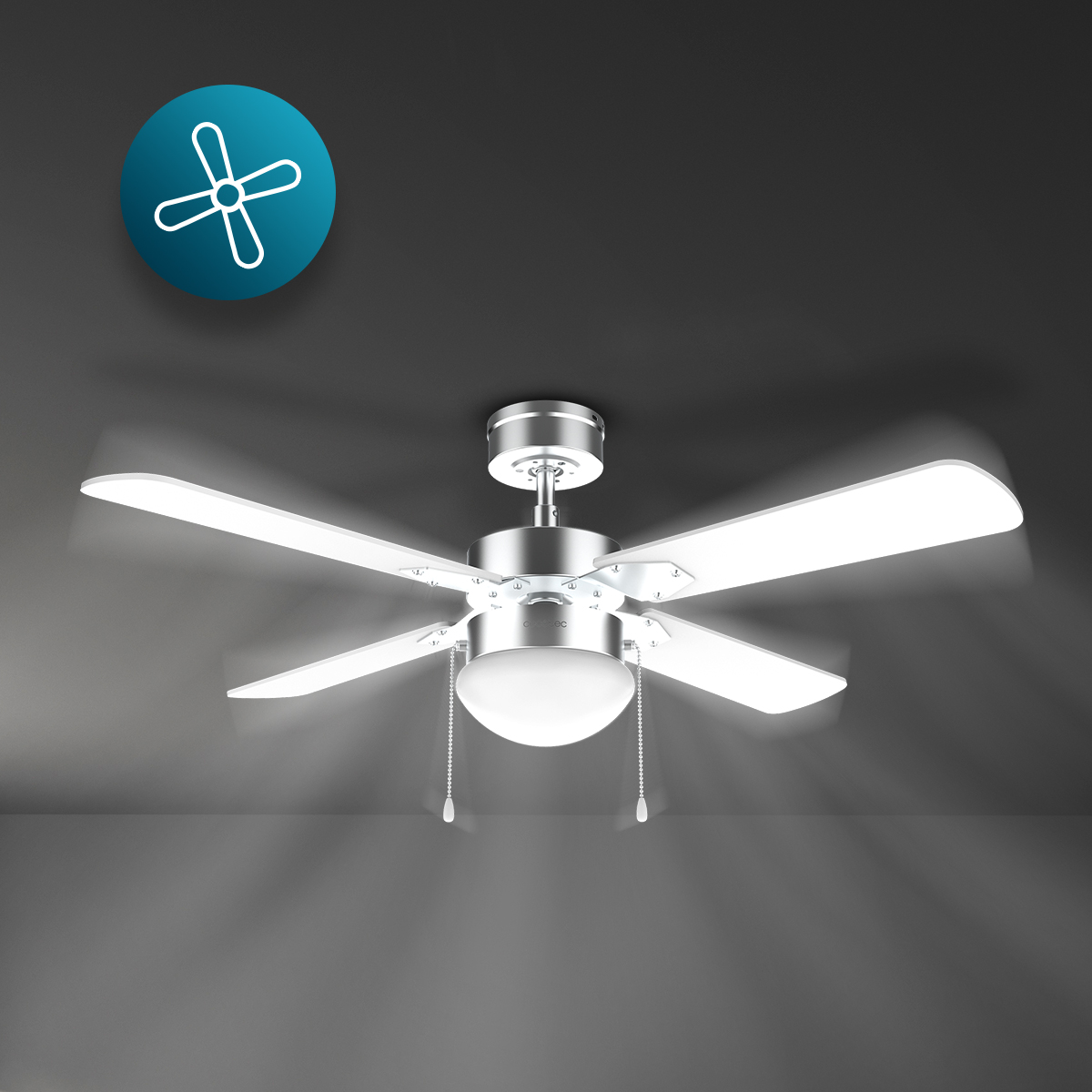 Un ventilatore da soffitto argentato con quattro pale illuminate e una lampada a cupola su sfondo scuro.