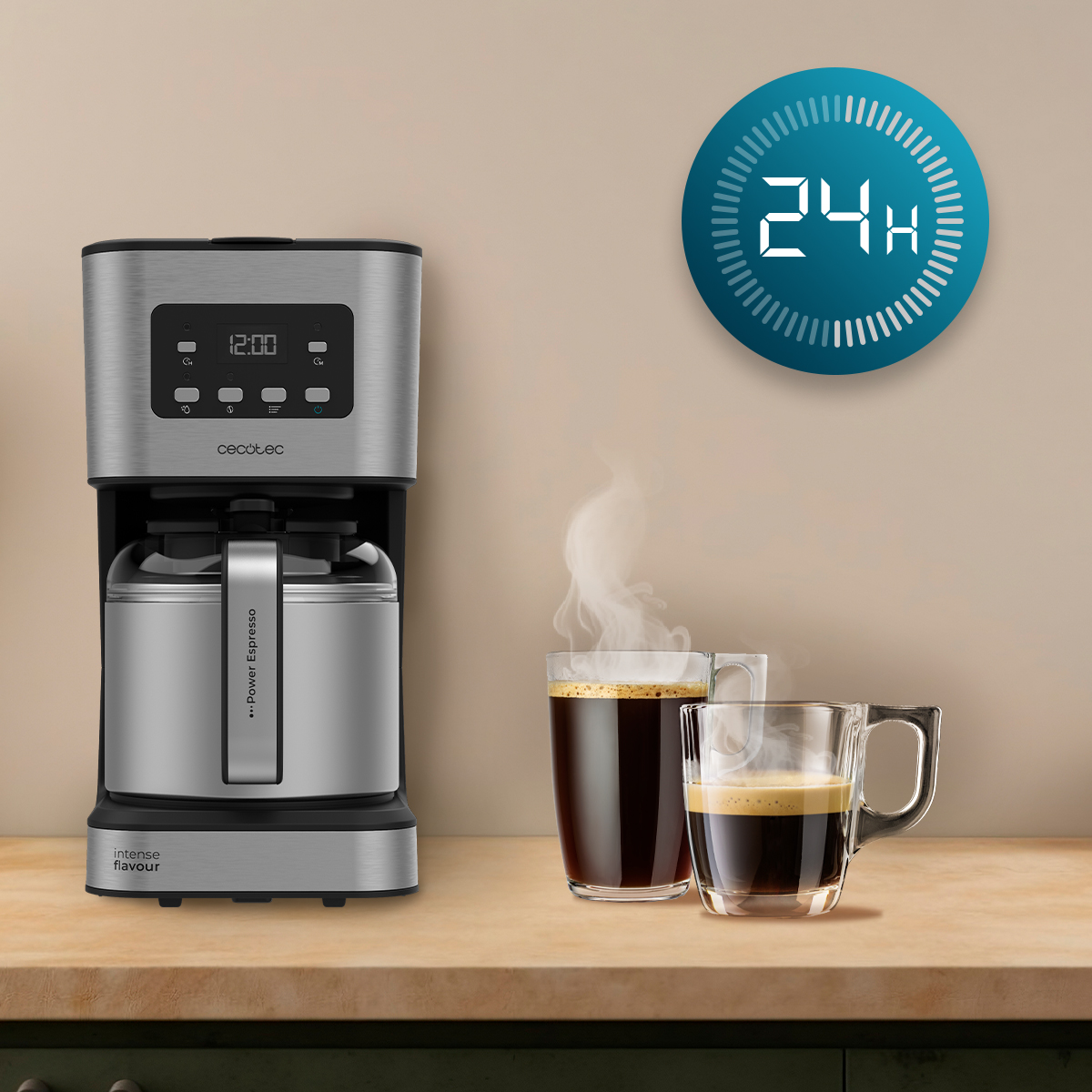 Una macchina da caffè argentata si trova su un bancone vicino a due tazze fumanti, con un'icona 24 ore.