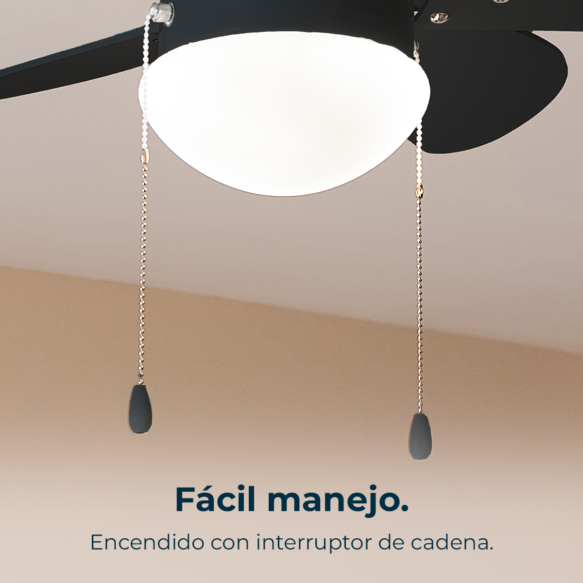 Ventilatore da soffitto luminoso con due catenelle su parete beige.