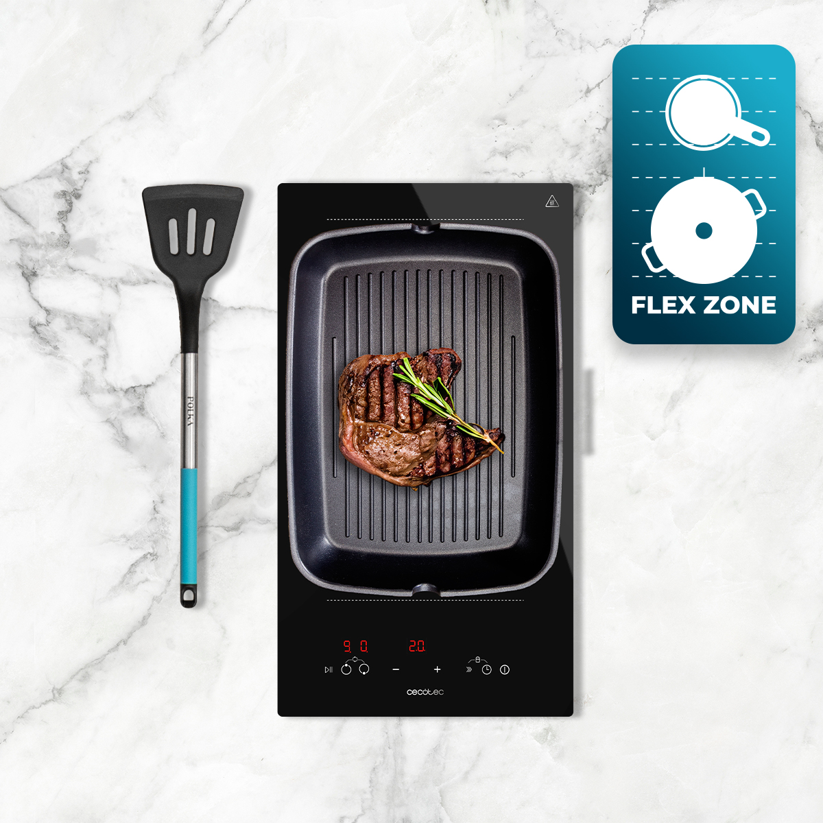 Un bistec se cocina en una placa de inducción junto a una espátula azul, con icono de zona flexible arriba a la derecha.