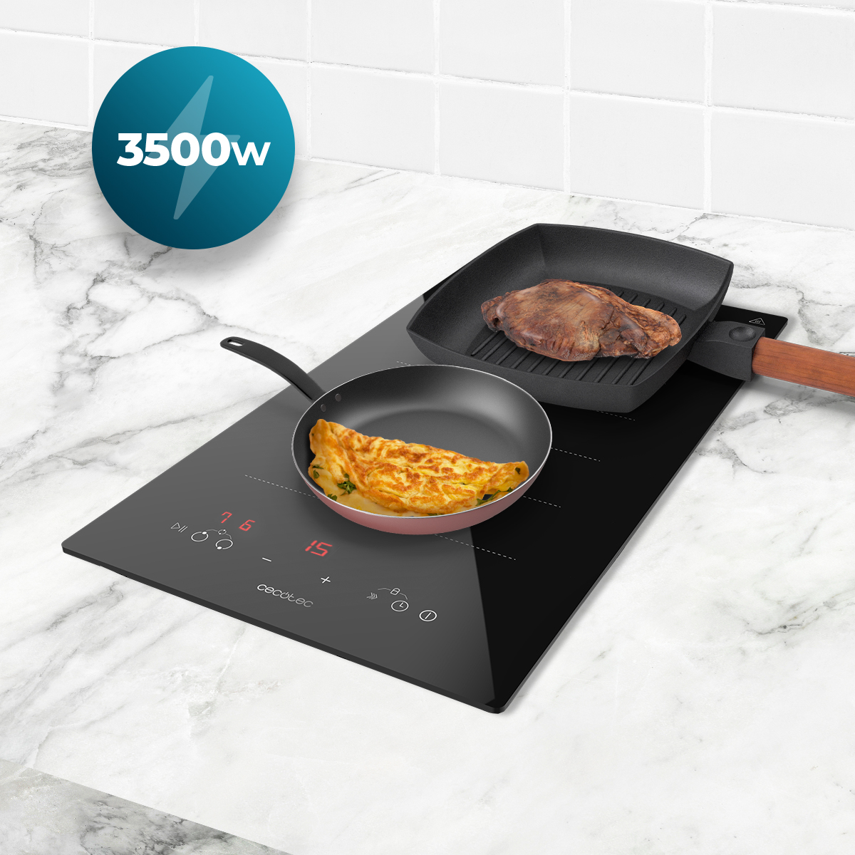 Una placa de inducción negra sobre mármol con dos sartenes cocinando una tortilla y carne, con icono de 3500W.