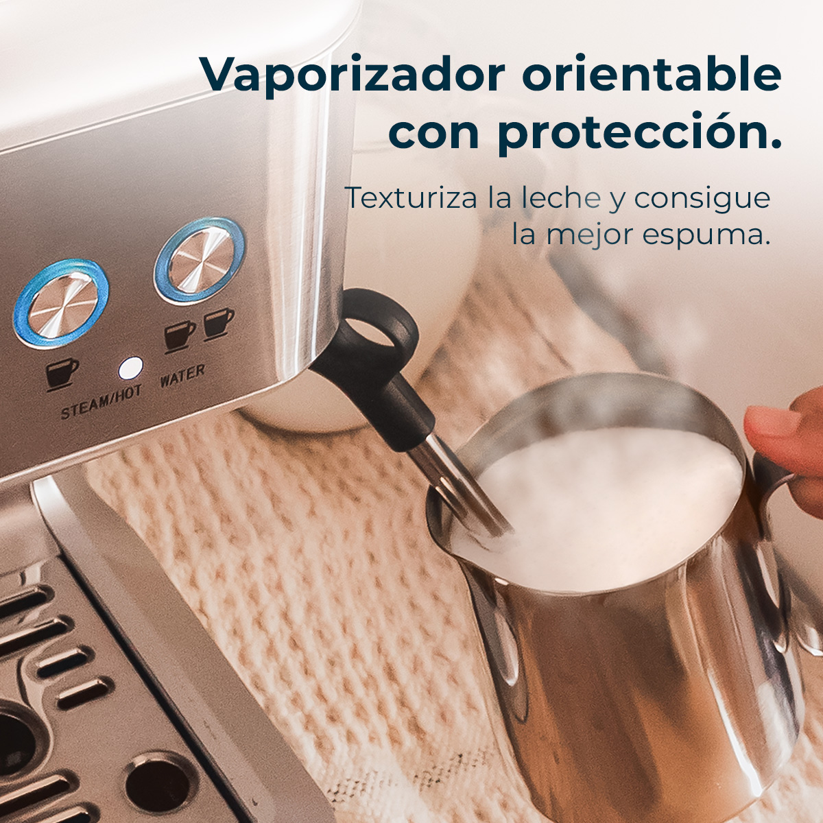 Cafetera de acero inoxidable espumando leche en una jarra metálica con texto en español.