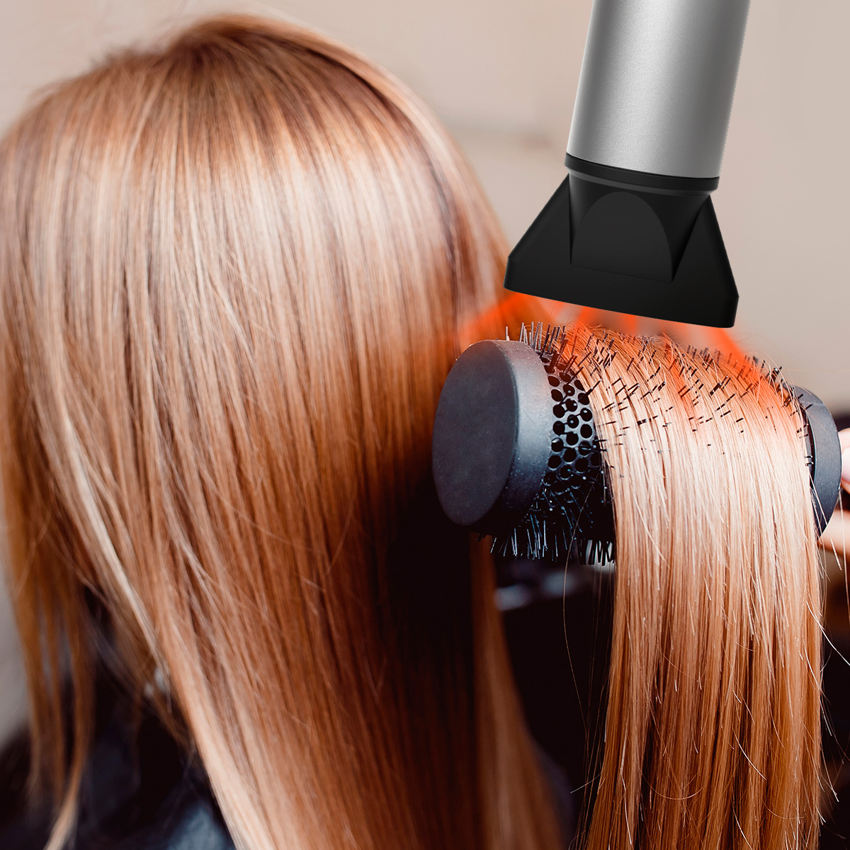 Una mujer seca y cepilla el pelo castaño claro y liso con un cepillo redondo.