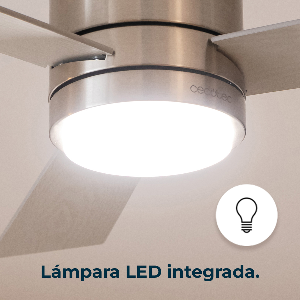 Moderno ventilatore da soffitto con luce LED integrata e luminosa e pale grigio argento.
