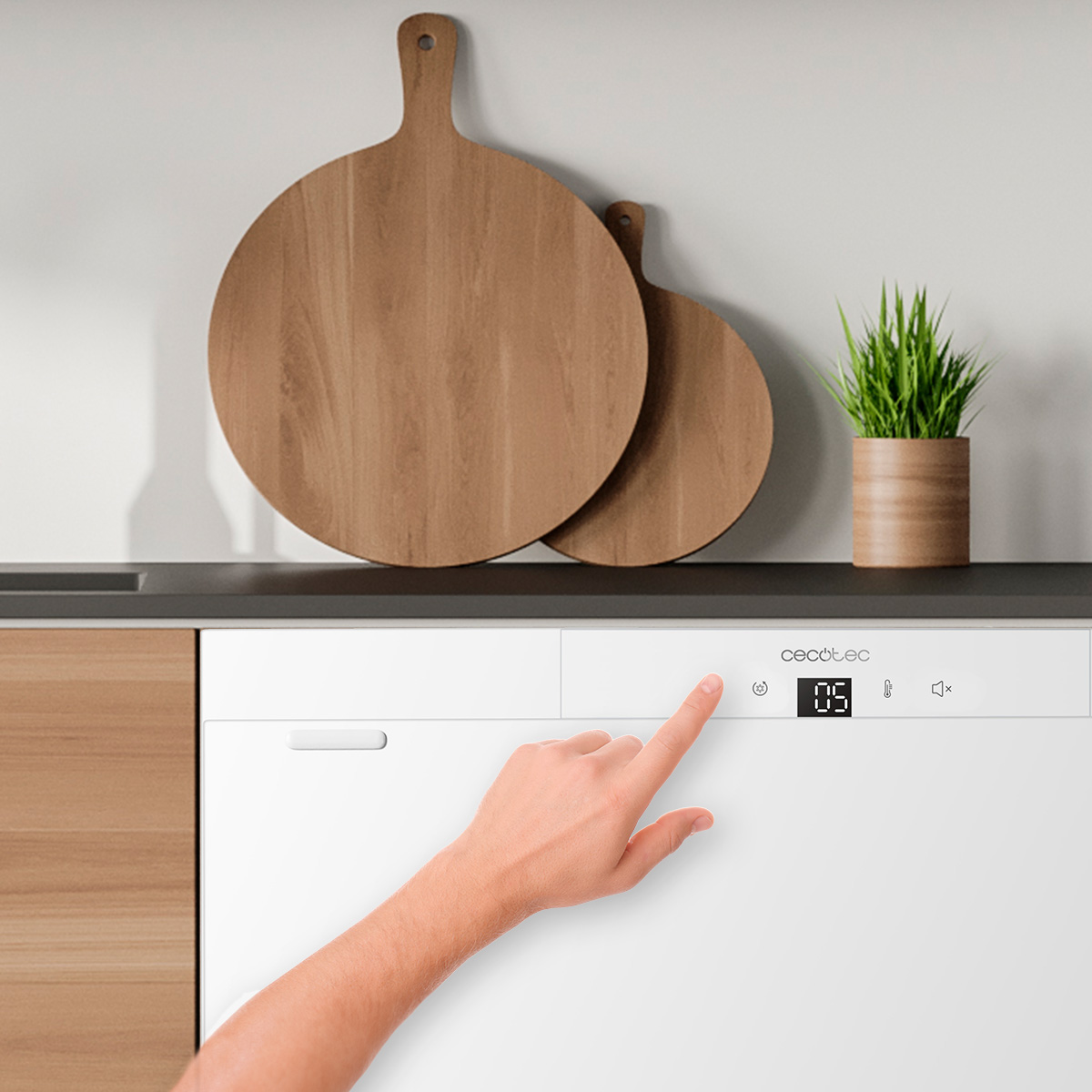 Una mano opera el panel de control digital de un lavavajillas blanco en una cocina.