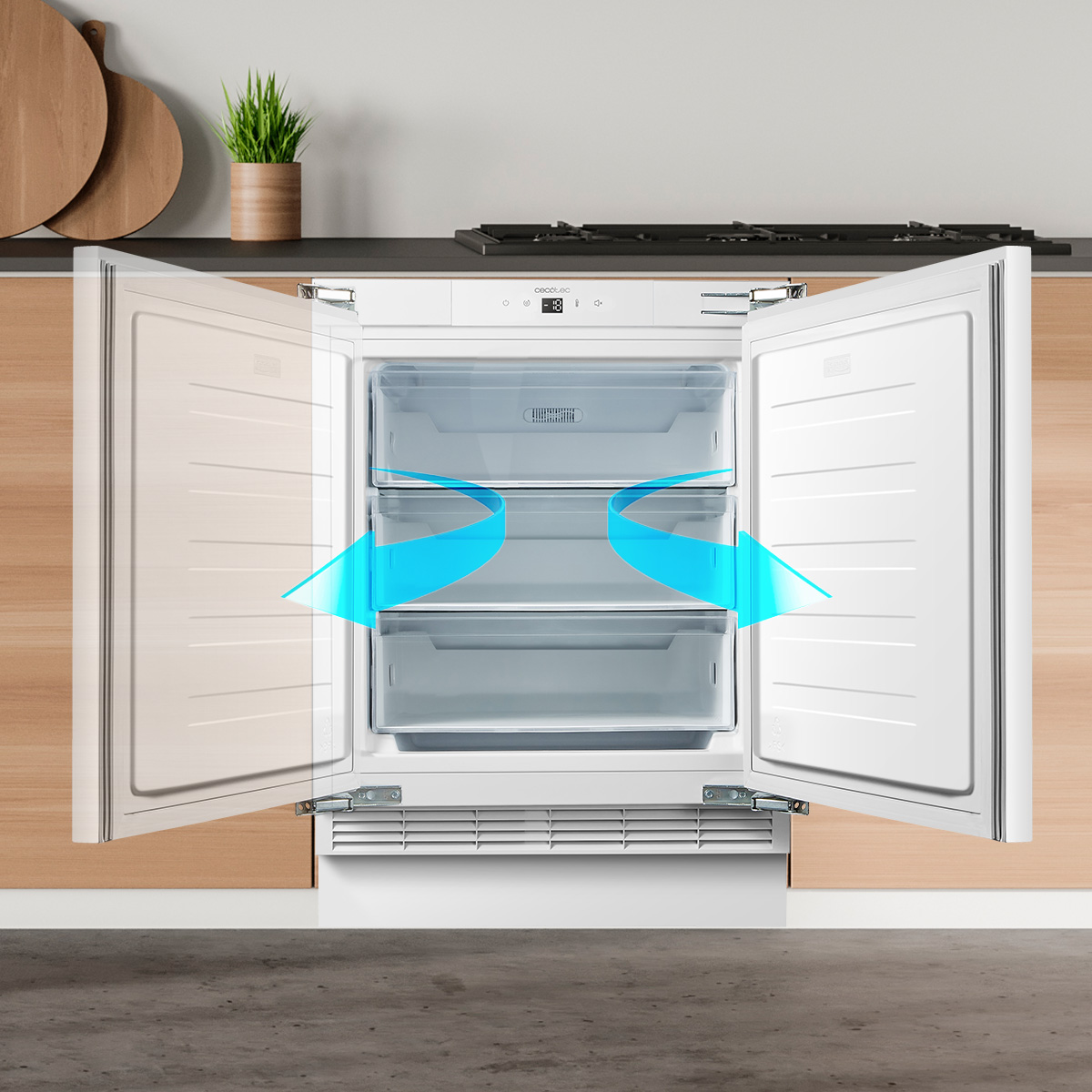 Un congelador blanco con puertas abiertas y flechas azules que indican la dirección de apertura en una cocina.