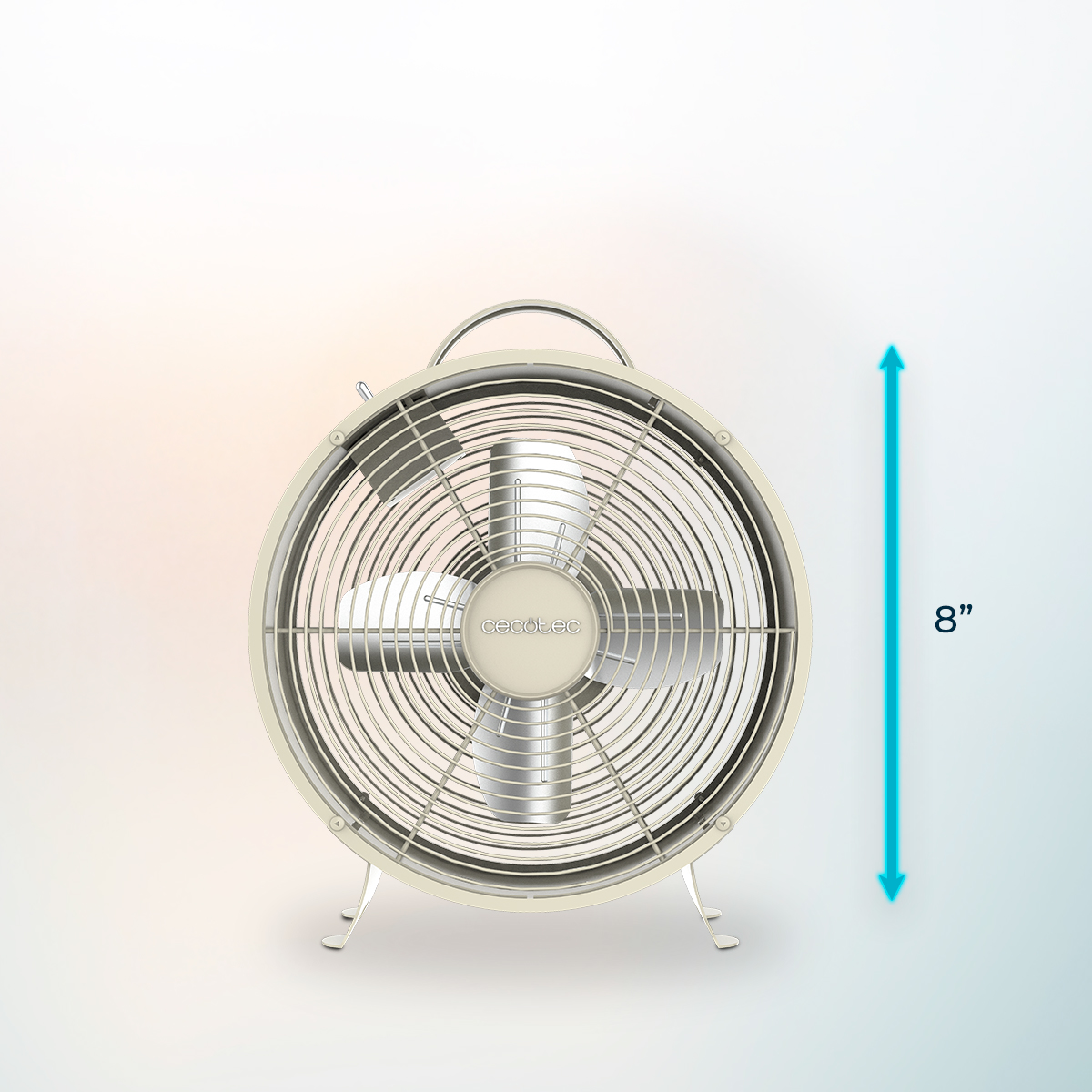 Ein beiger 8-Zoll-Metall-Tischventilator mit silbernen Flügeln steht vor einem sanften Farbverlauf.