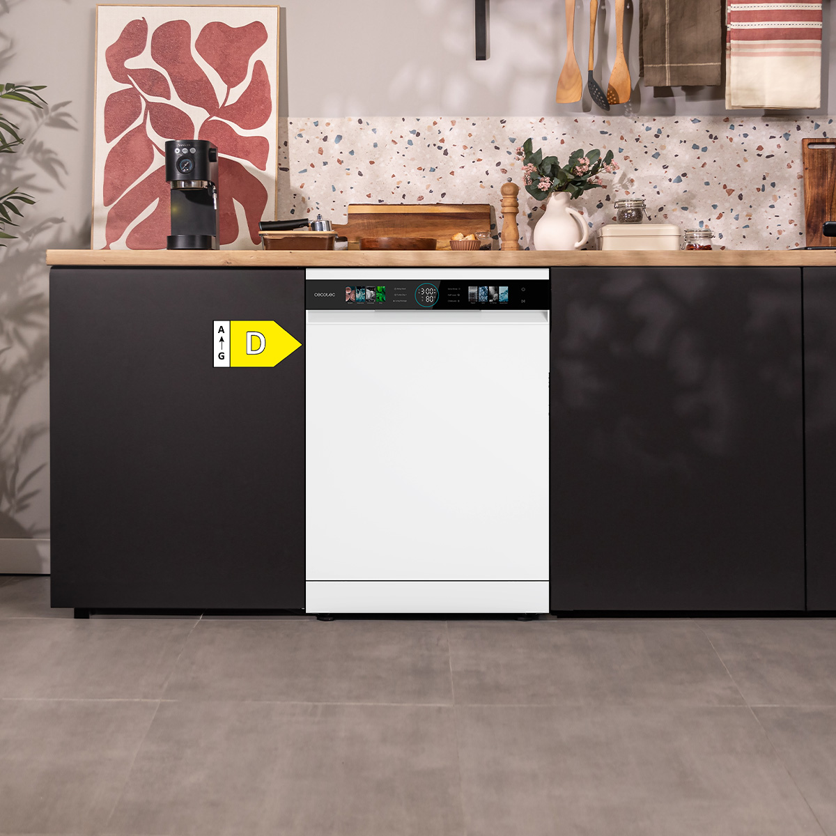 Un lavavajillas blanco bajo una encimera de madera en una cocina moderna, con una etiqueta de clase energética D.