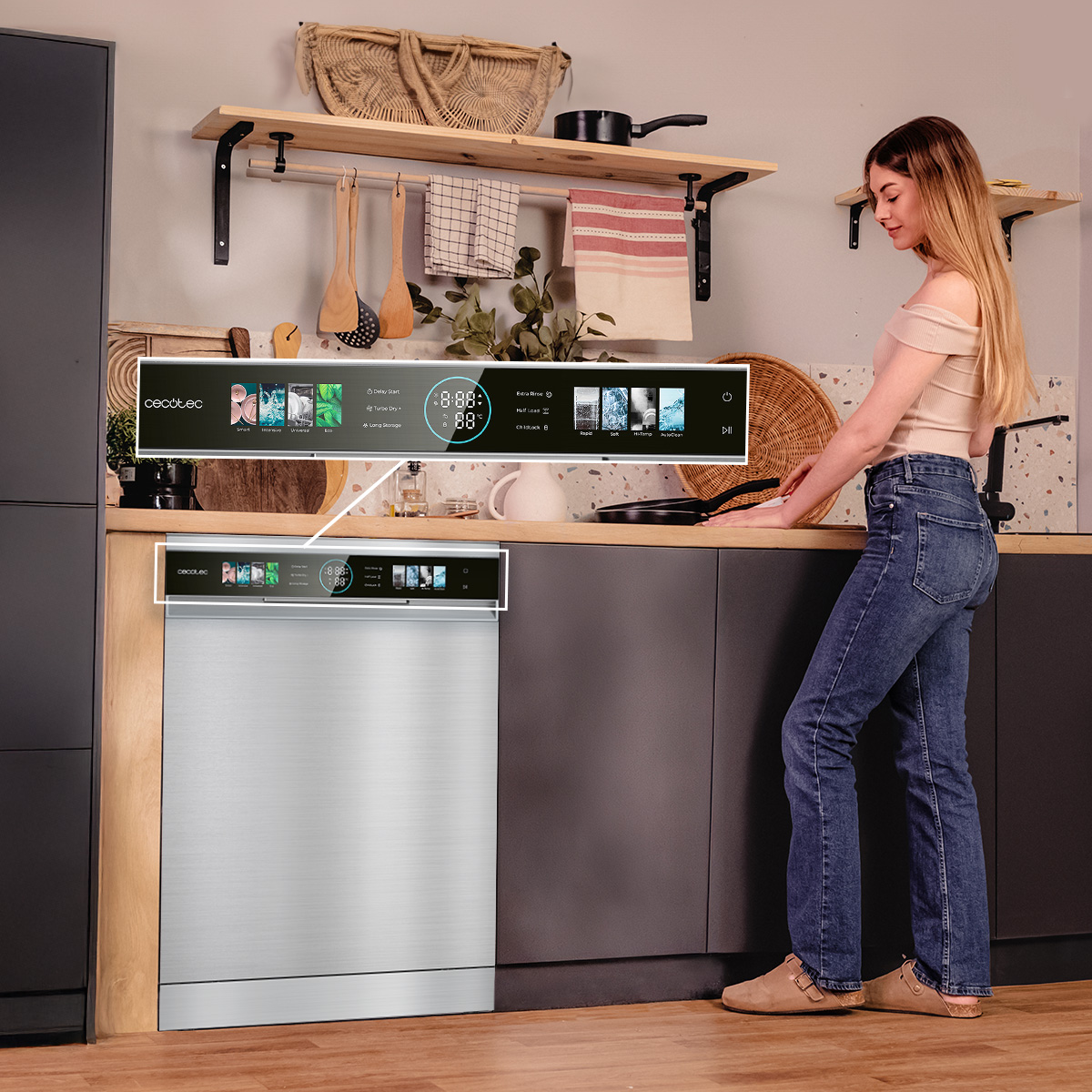 Una mujer en una cocina moderna junto a un lavavajillas con un panel ampliado.