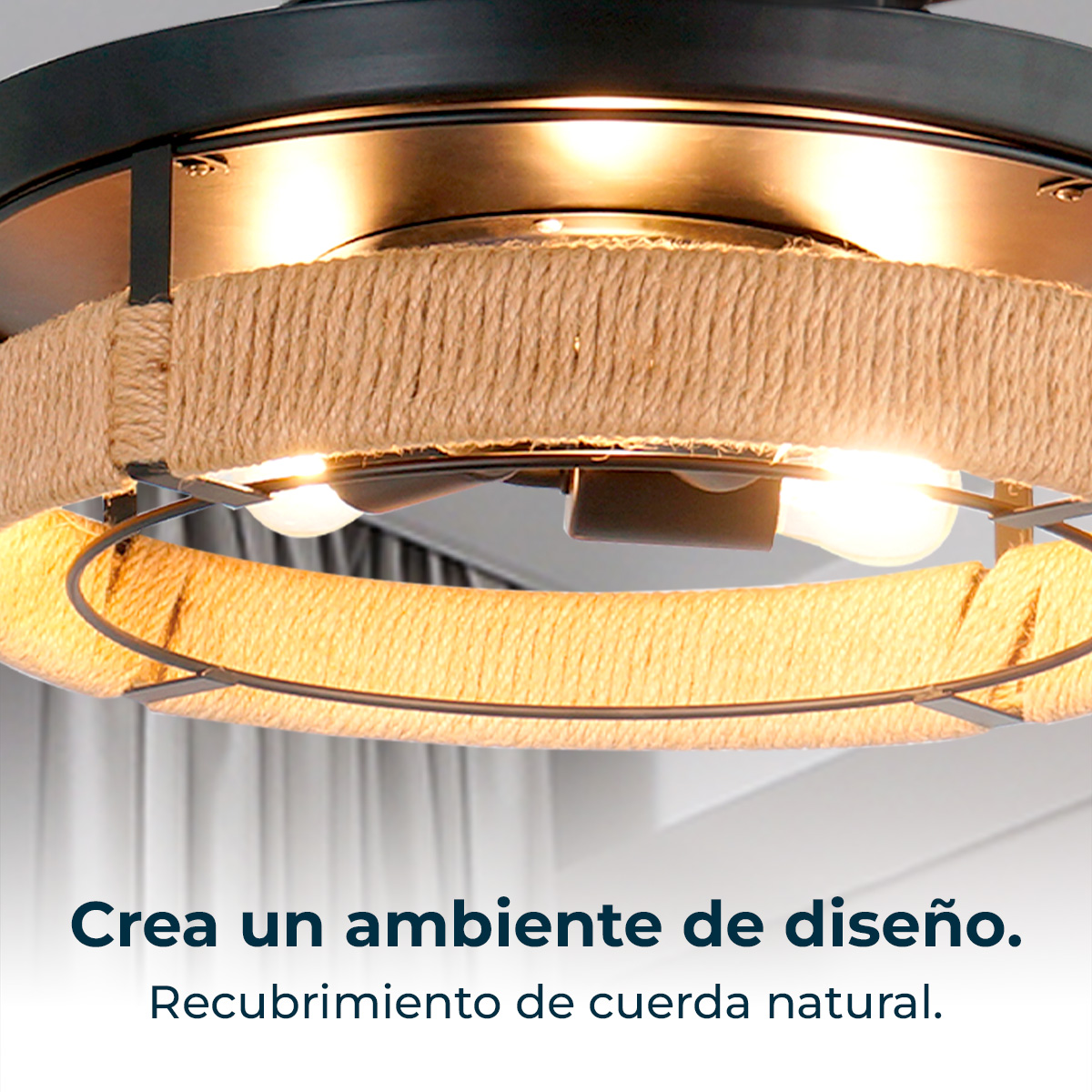 Una plafoniera rotonda in metallo nero avvolta in corda naturale con lampadine luminose.