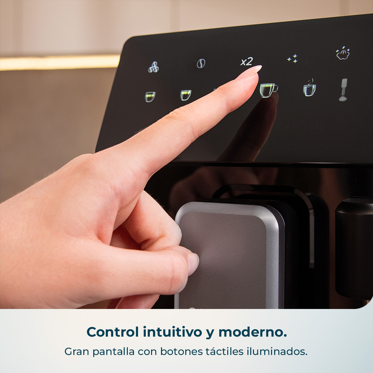 Una mano tocca il touch screen illuminato di una moderna macchina da caffè.