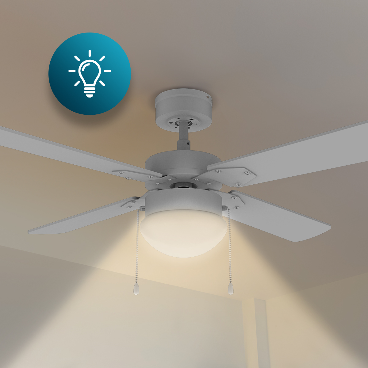 Un ventilatore da soffitto bianco a quattro pale con una plafoniera a globo di vetro illuminata.