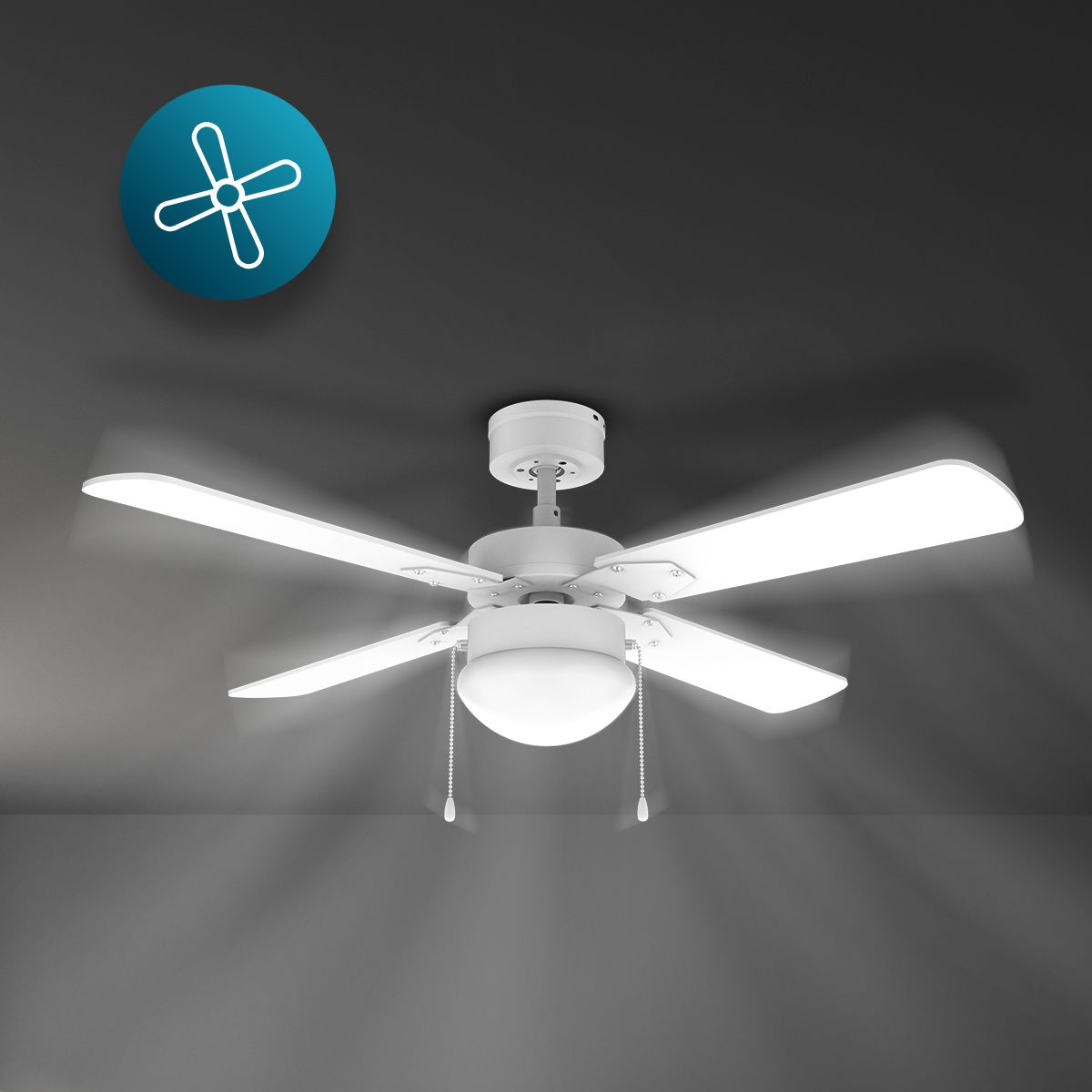 Un ventilatore da soffitto bianco con luce accesa gira su un soffitto scuro.