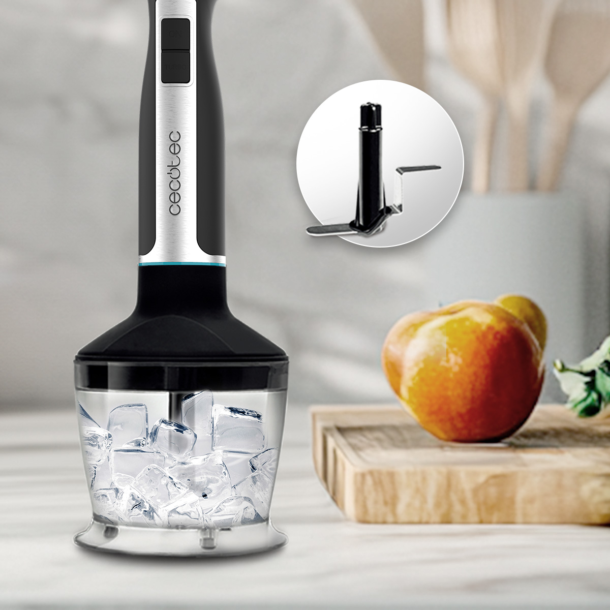 Blender ręczny z kostkami lodu w misce na blacie kuchennym.