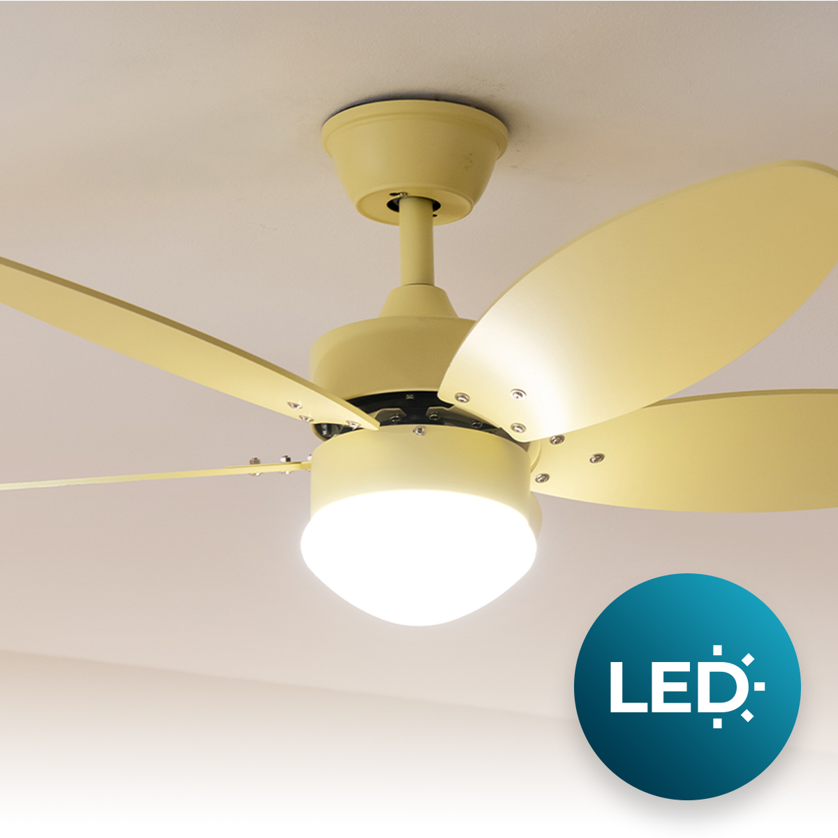 Ein beiges Deckenventilator mit einer beleuchteten LED-Leuchtkugel an einer weißen Decke.