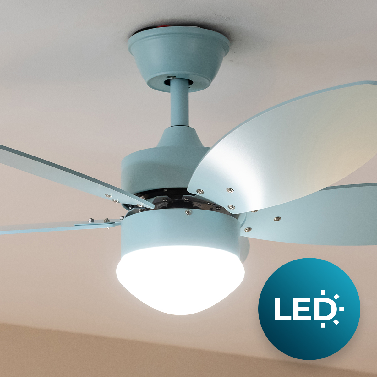 Ventilador de techo azul claro con una bombilla LED iluminada abajo en un techo blanco.
