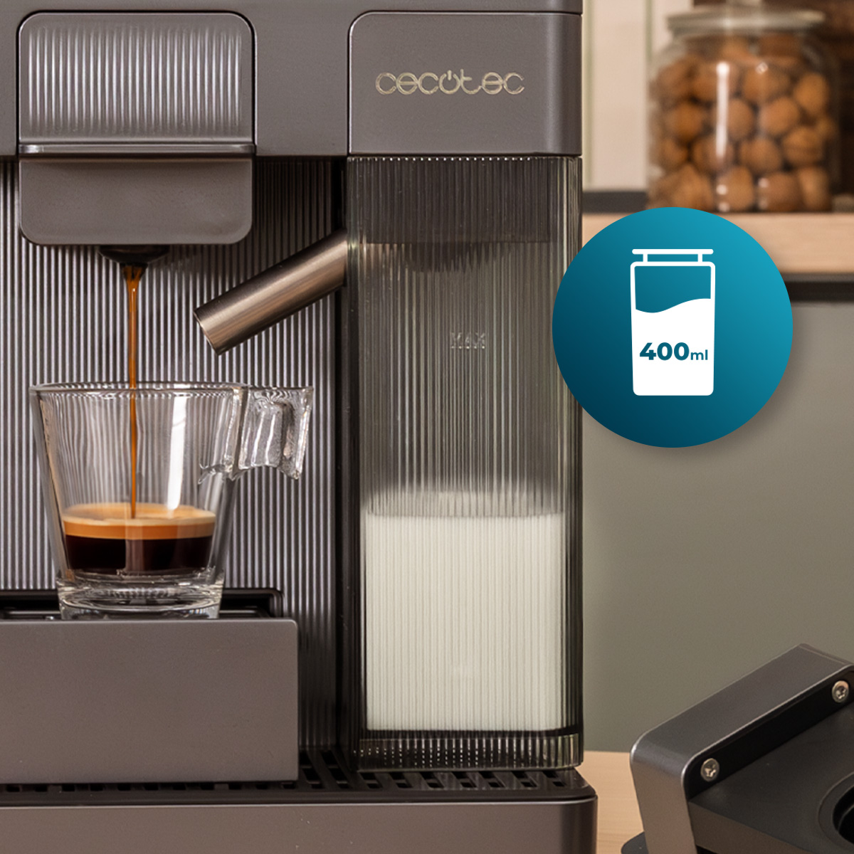 Cafetera preparando espresso en una taza, junto a un depósito de leche de 400ml.