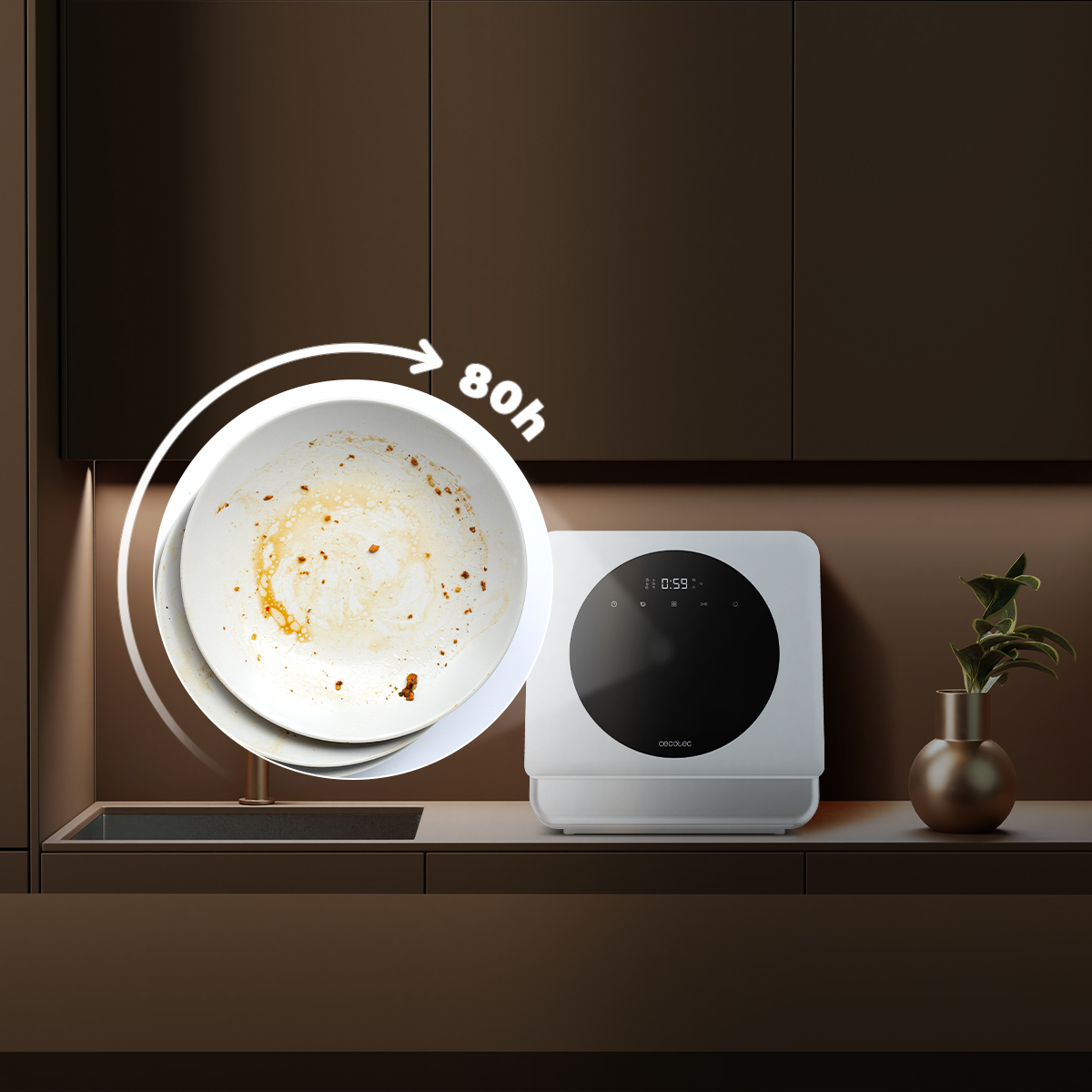 Un plato sucio con una flecha giratoria y texto 80h, junto a un lavavajillas blanco en una encimera.
