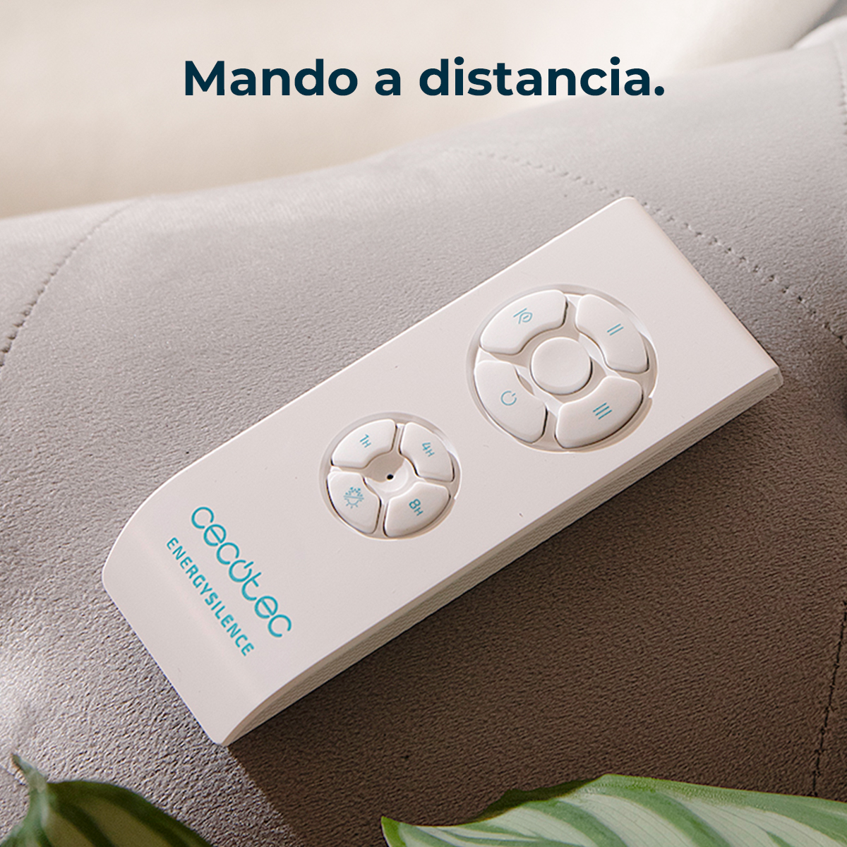 Mando a distancia blanco de Cecotec EnergySilence sobre una superficie gris con texto Mando a distancia.