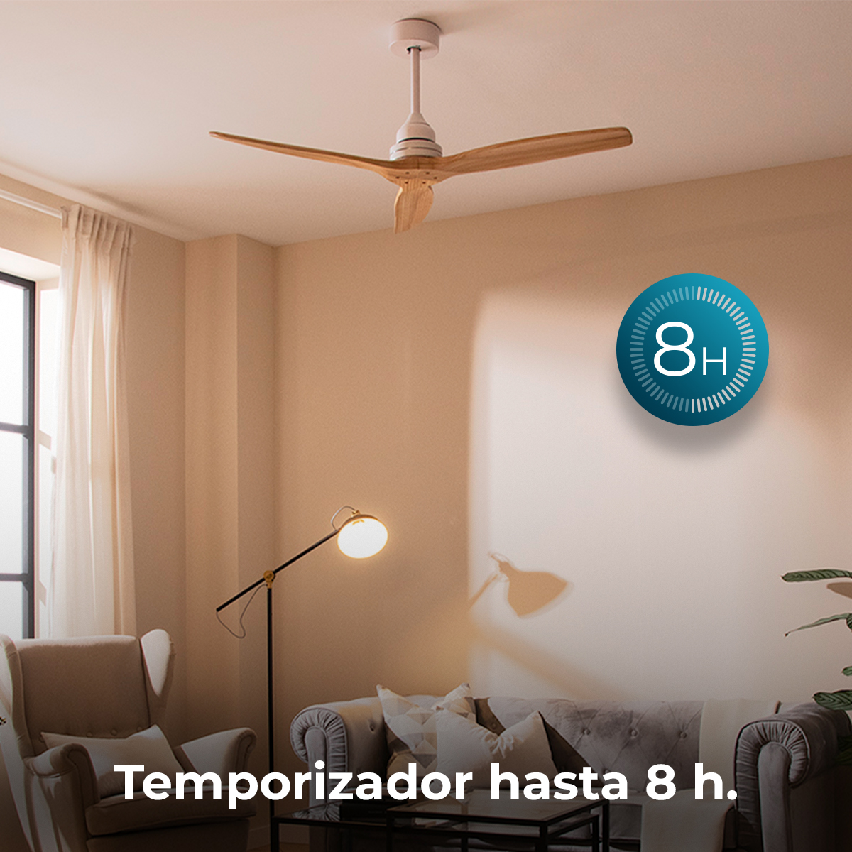Sala de estar con ventilador de techo, lámpara de pie y un icono redondo con 8H.
