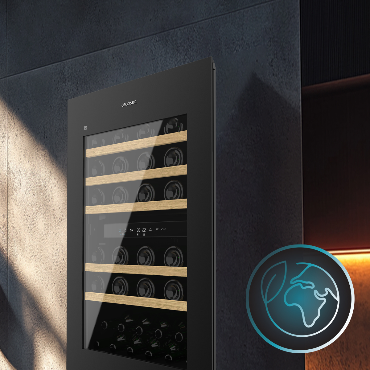 Una vinoteca negra empotrada con estantes de madera, pantalla digital y un icono ecológico en la esquina.
