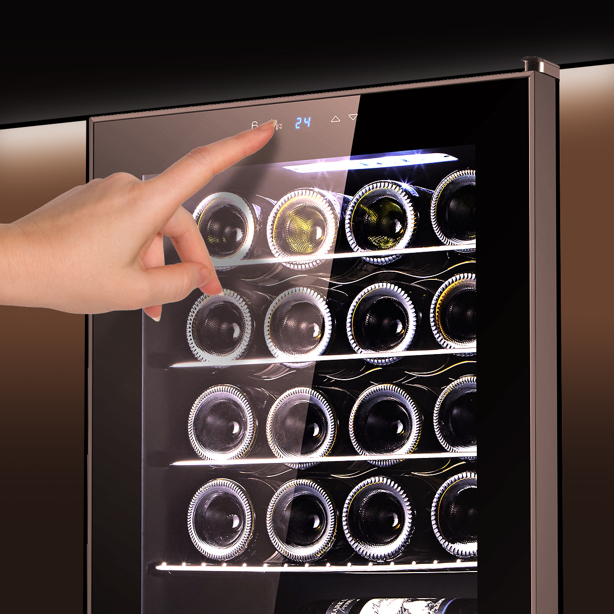 Una mano tocca il pannello di controllo digitale di una cantinetta per vini piena di bottiglie.