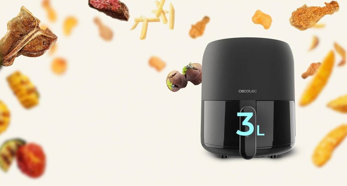 Una freidora de aire Cecotec negra con pantalla digital de 3L, rodeada de alimentos flotantes.