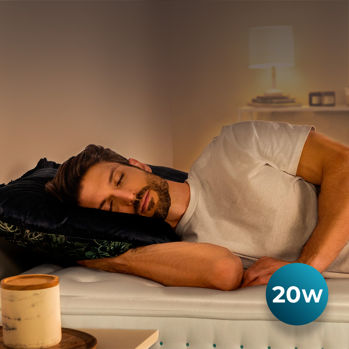 Un uomo dorme pacificamente su un cuscino con luce soffusa, con un contenitore rotondo in primo piano.