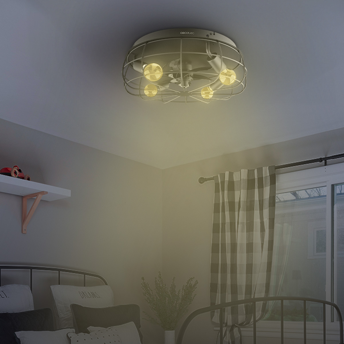 Ventilatore da soffitto industriale con gabbia metallica e quattro lampadine illuminate in camera.