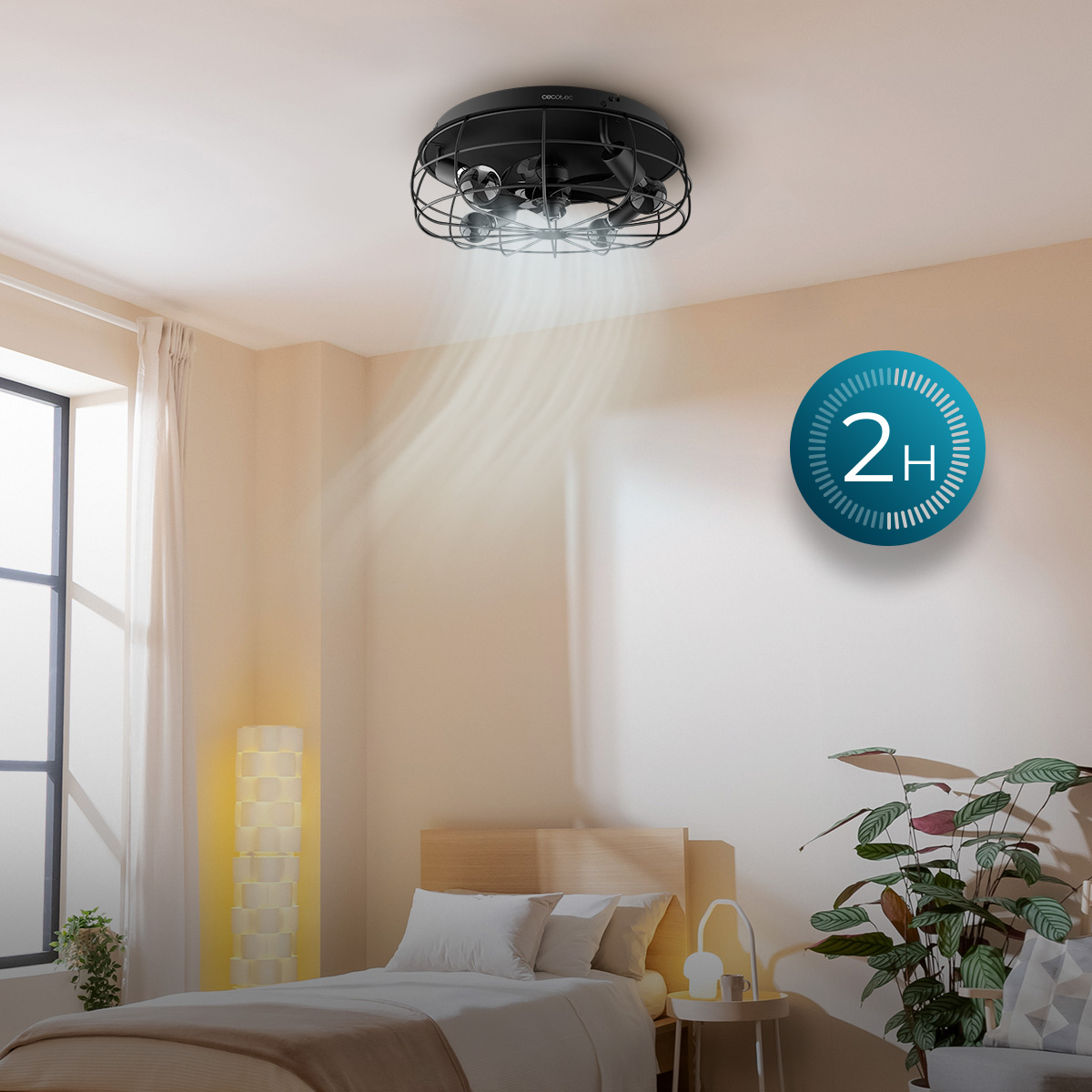Un ventilatore da soffitto nero in camera da letto, con un'icona grafica che indica una funzione timer di 2 ore.