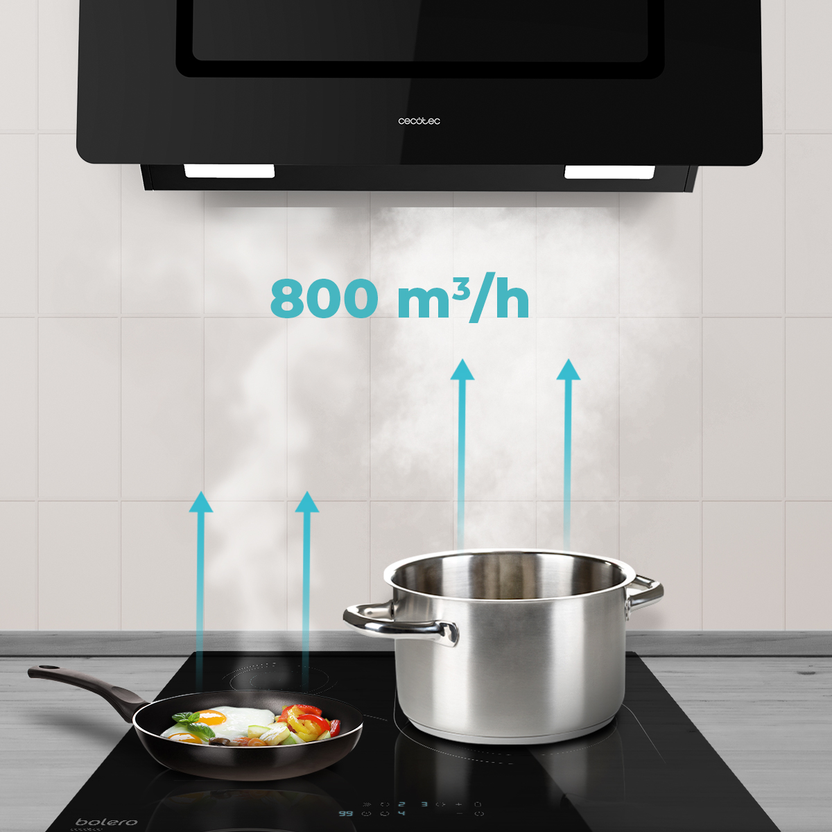 Campana extractora sobre placa con sartén y olla, mostrando 800 m³/h de potencia de succión.