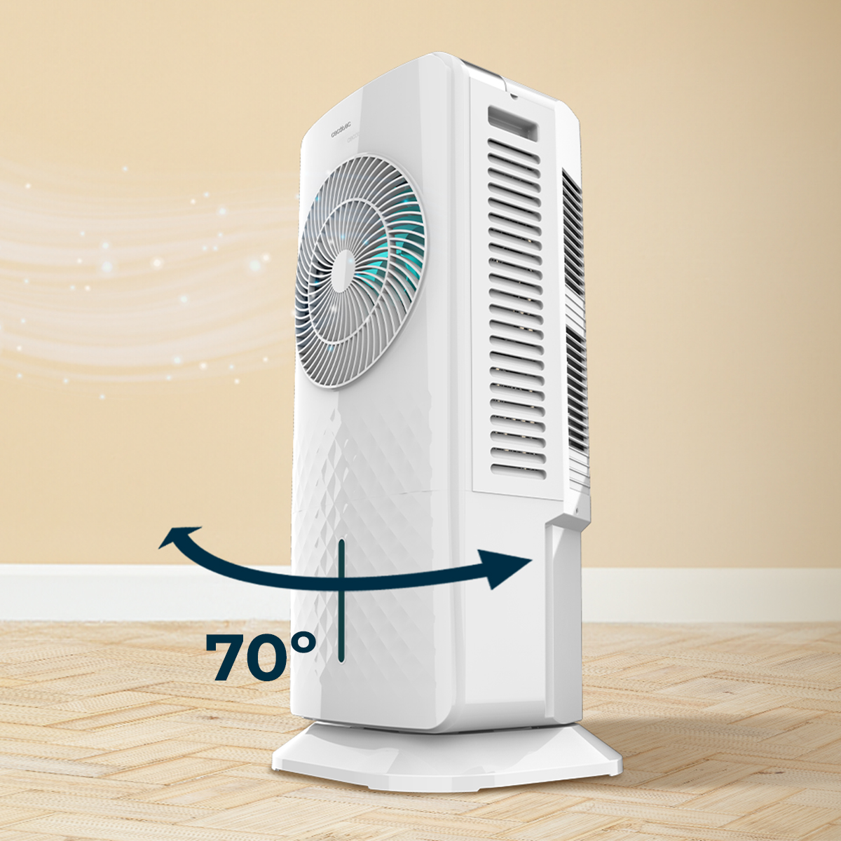 Un ventilador de torre blanco en suelo de madera con oscilación de 70 grados.