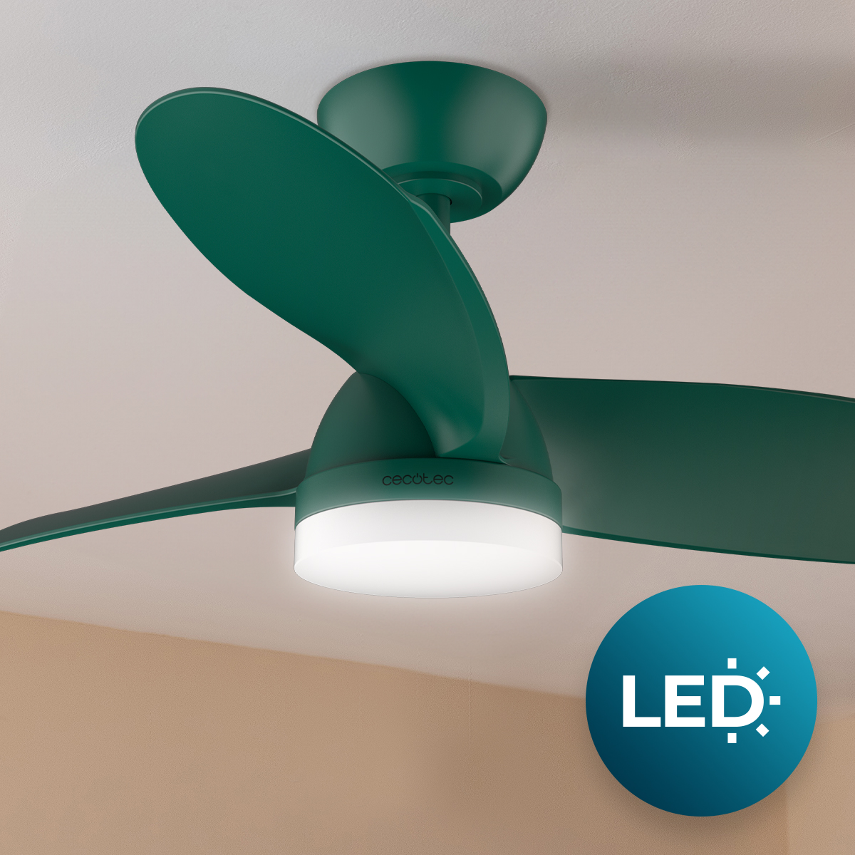 Ein moderner dunkelgrüner Deckenventilator mit integriertem LED-Licht an einer weißen Decke.