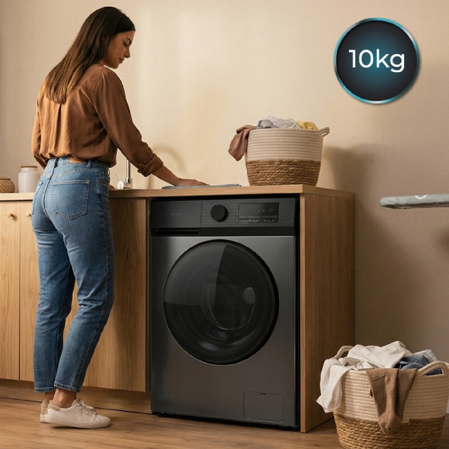 Mujer de pie en la cocina junto a una lavadora oscura y un cesto de ropa.
