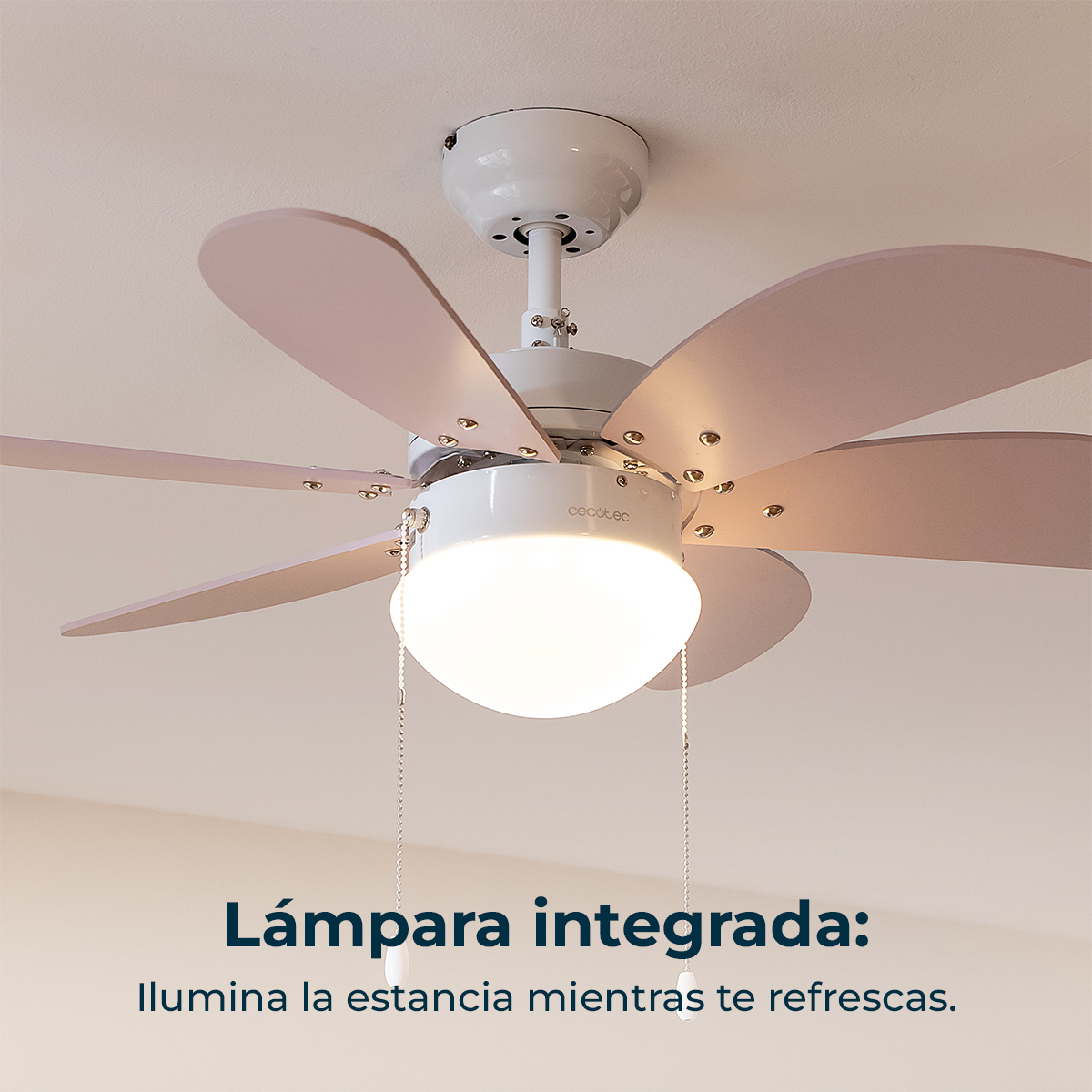 Ein weißer Deckenventilator mit hellrosa Flügeln und beleuchteter Leuchte an einer schlichten Decke.