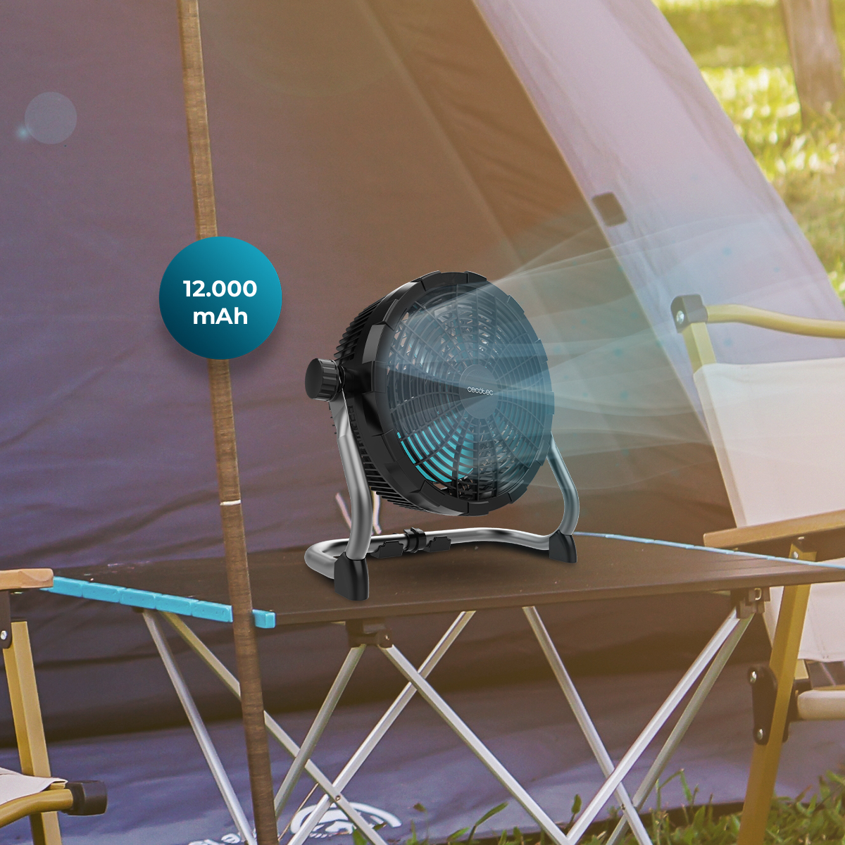 Un ventilador portátil negro en una mesa de camping ante una tienda, con una insignia de 12.000 mAh.